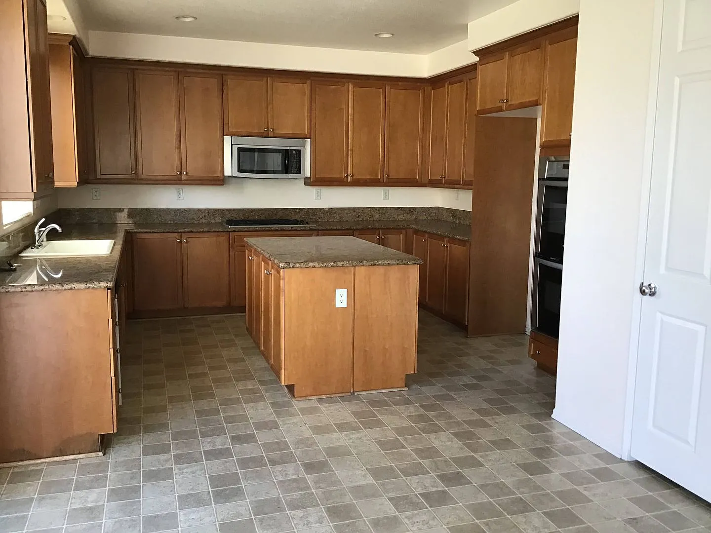 Beautiful 2 Story West Lancaster Home Offering 3024 sq. ft Near Quartz Hill High School — Photo 3