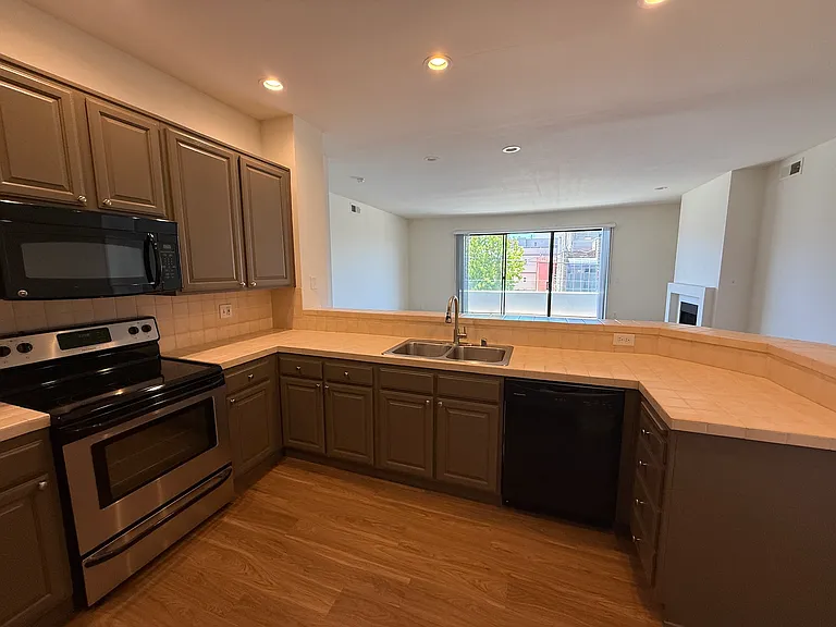 3400 Pacific Ave #201 — Photo 6