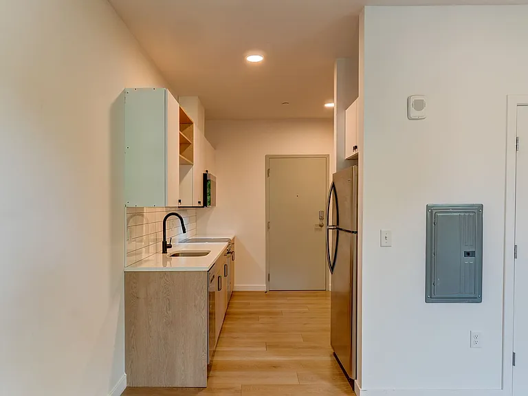 104 Howe St — Photo 35