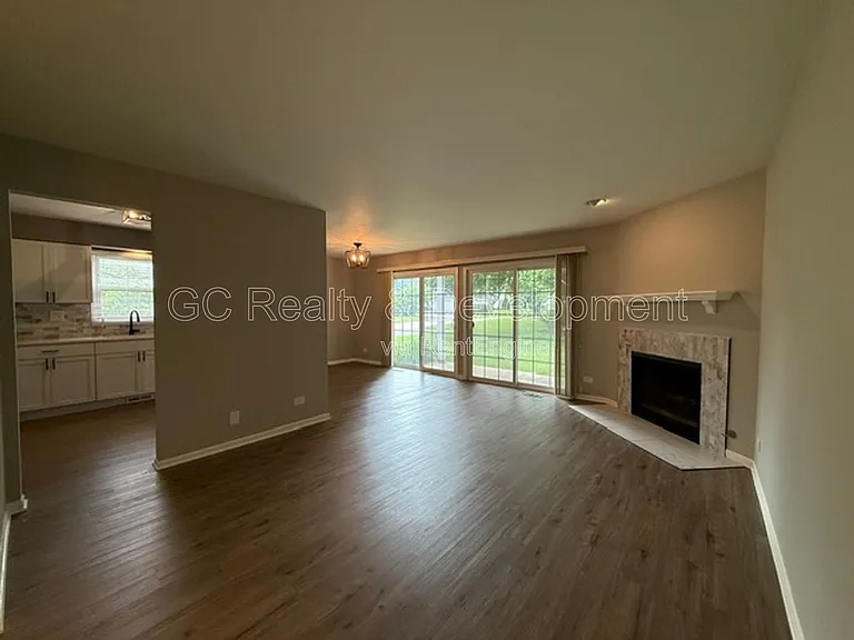 1686 Grosvenor Cir #B — Photo 3