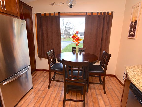 Nice dining area off the kitchen perfect for family dinners