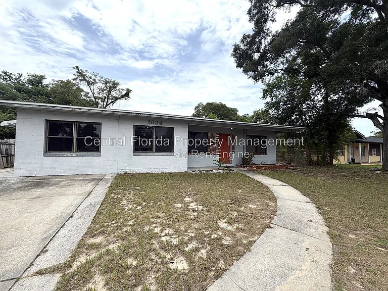 1624 Ferndell Rd — Photo 1