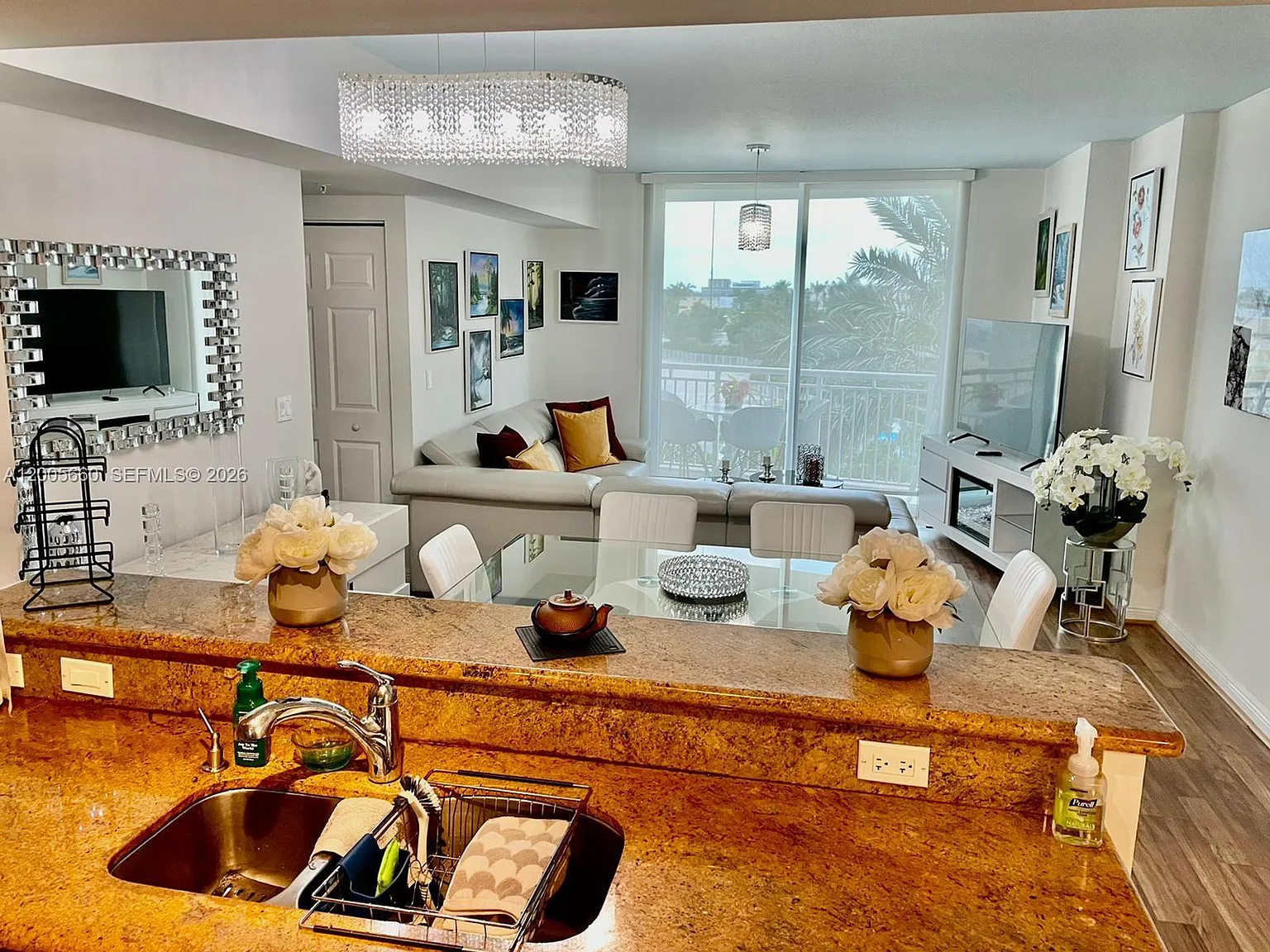 Duo Condominium West — Photo 1
