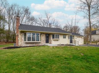 26 Taunton Lake Dr, Newtown, CT 06470