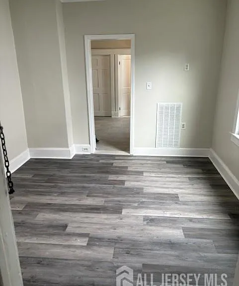 331 Somerset St — Photo 3