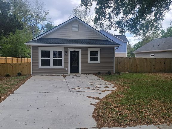 2nd image of 2551 Taylor St