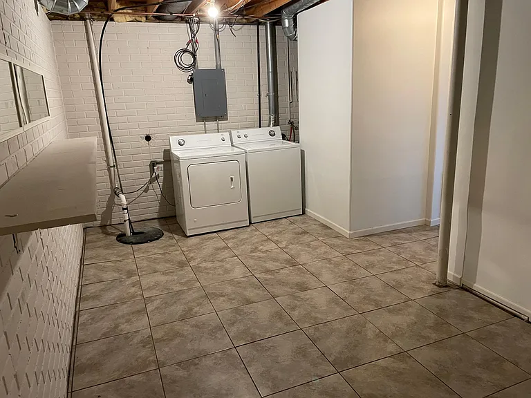 Flynn Ln — Photo 8
