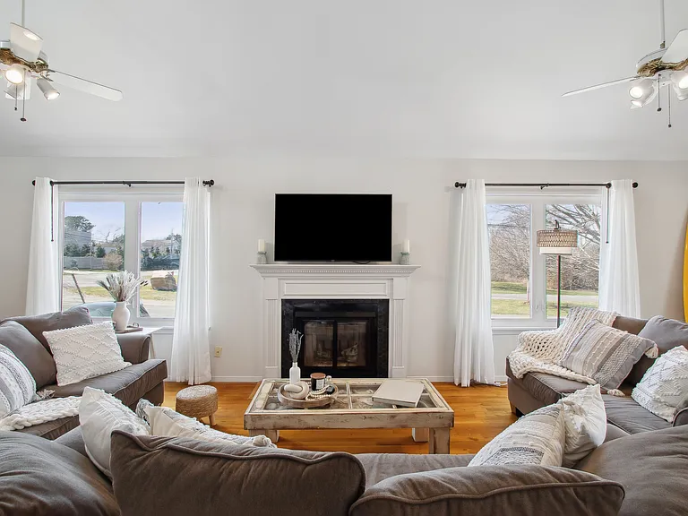 105 Benson Dr — Photo 2