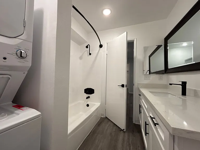 616 North Sweetzer Avenue — Photo 17