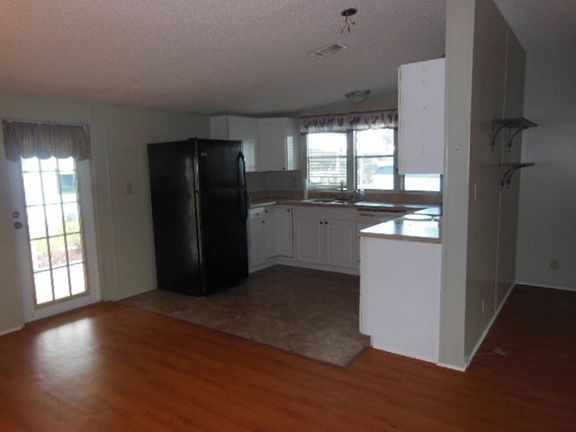 3rd image of 515 Bluff Dr