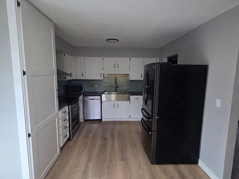 215 Knoll Dr — Photo 5