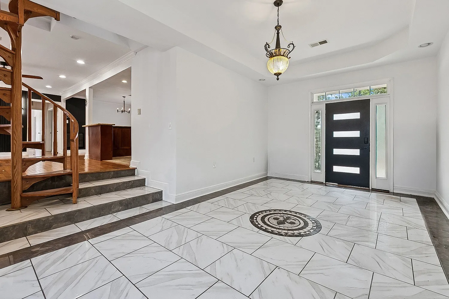 2135 Mirabeau Avenue — Photo 2