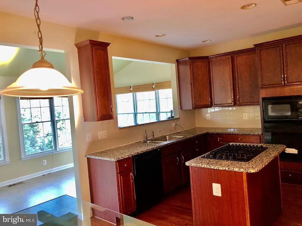 5 bed, 4.5 bath, 4321 sqft, $4,195 — Photo 3