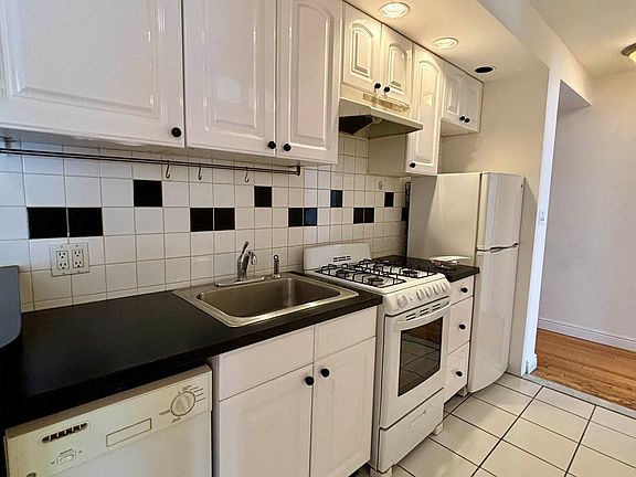 3rd image of 172 E 92nd St APT 4B