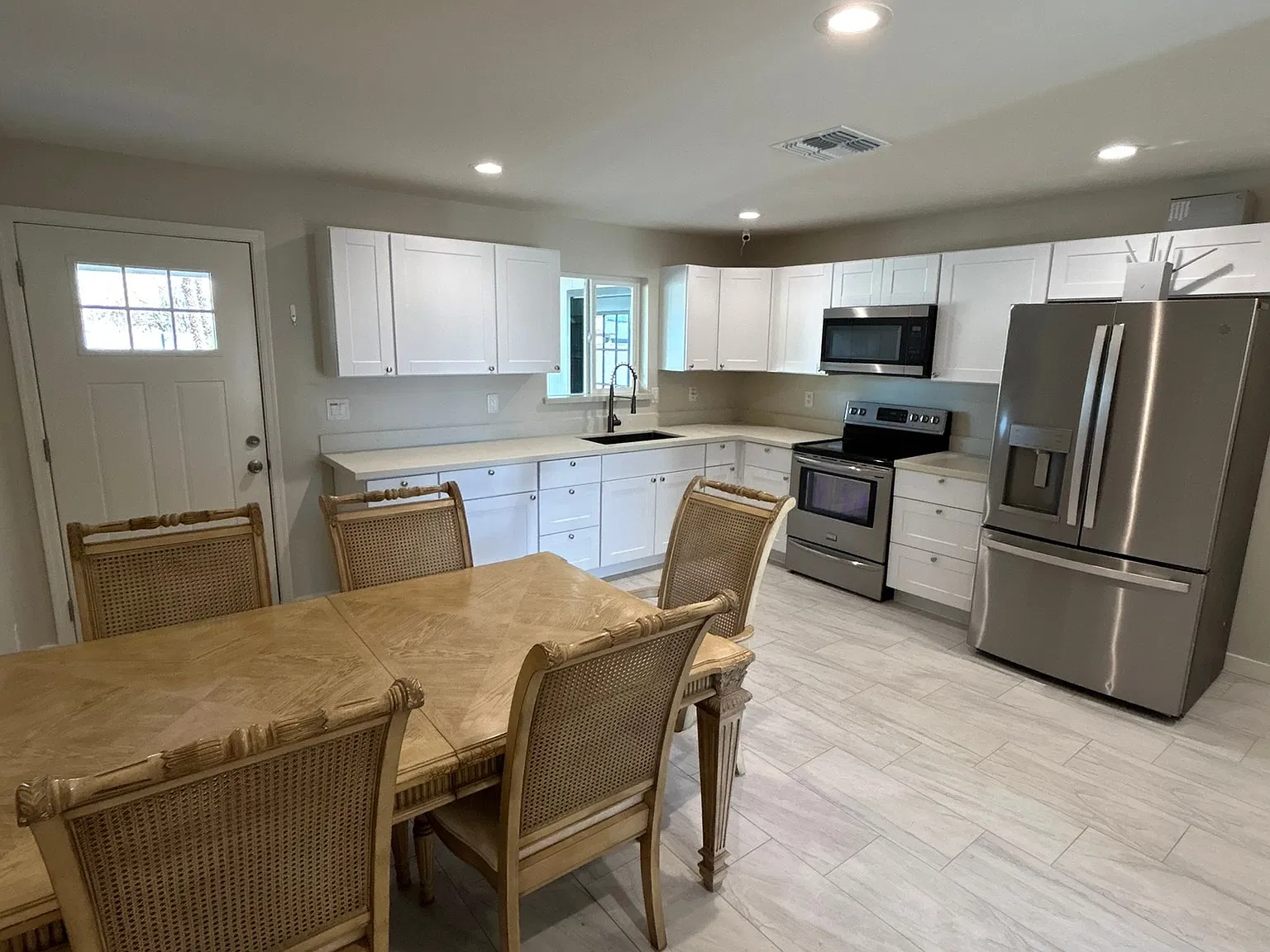 6 bed, 2200 sqft, $600 — Photo 2