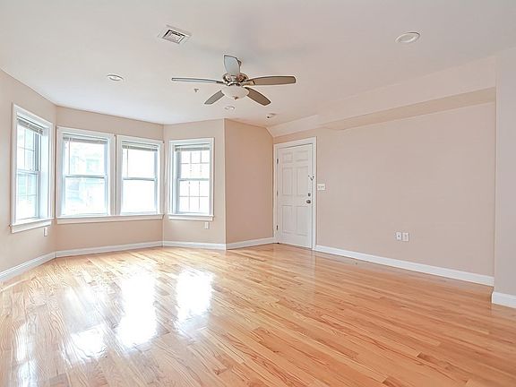 4th image of 35 Ellington St