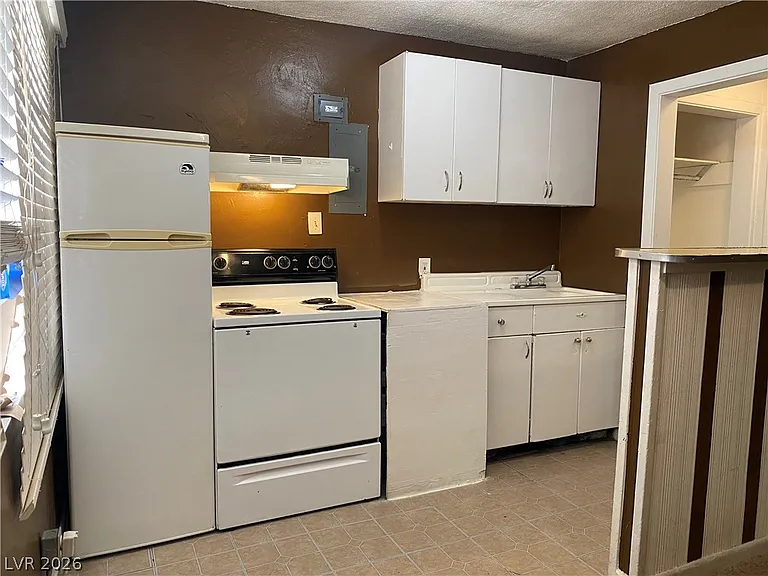 409 W Van Buren Ave #1 — Photo 3