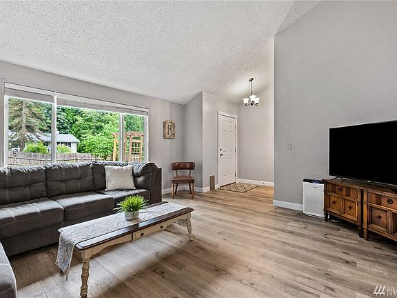 4th image of 2935 Aspen St SE
