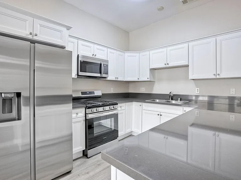 Harborview Apartments — Photo 16