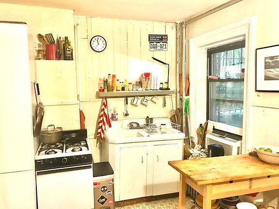 5th image of 58 Saint Johns Pl APT 2