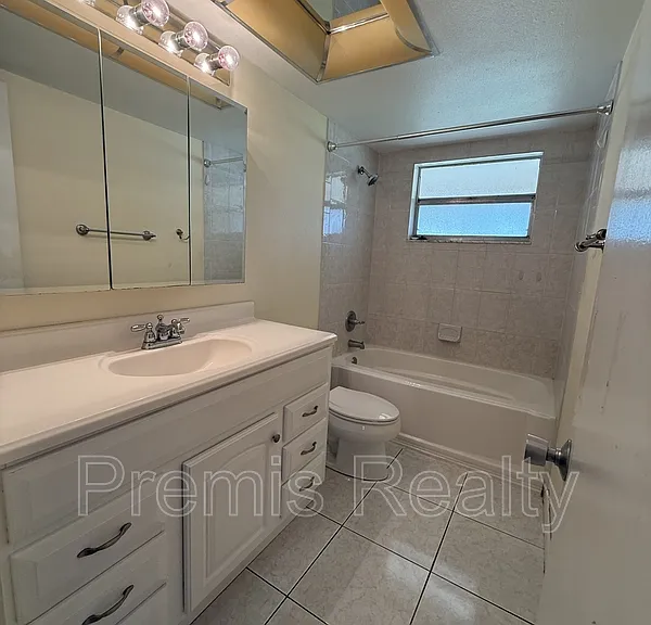 2238 Colonial Dr — Photo 16