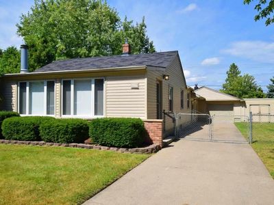 19685 Lakeworth St, Roseville, MI, 48066