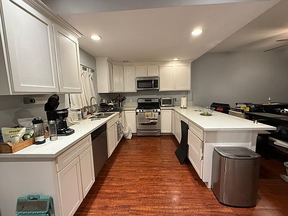 2nd image of 5730 Vineland Ave Unit 111
