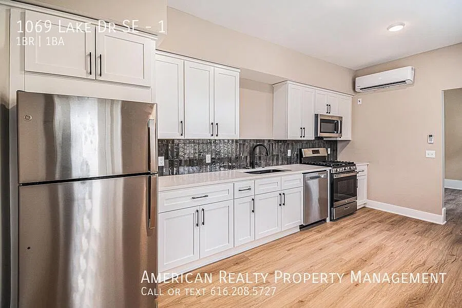 1069 Lake Dr SE — Photo 3