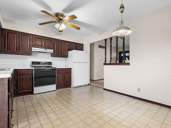 3rd image of 9781 Petunia Dr