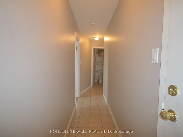 64 Holland St W #1 — Photo 11