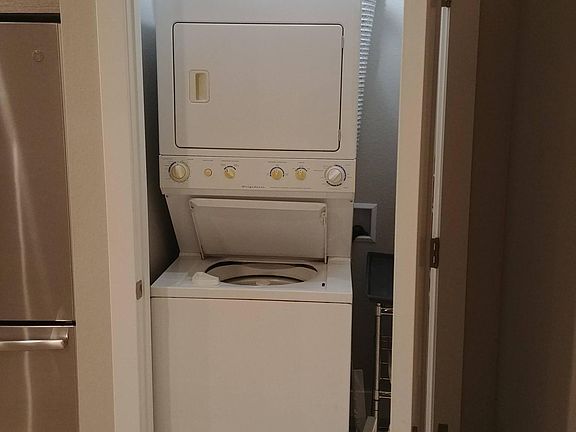 washer/dryer included.