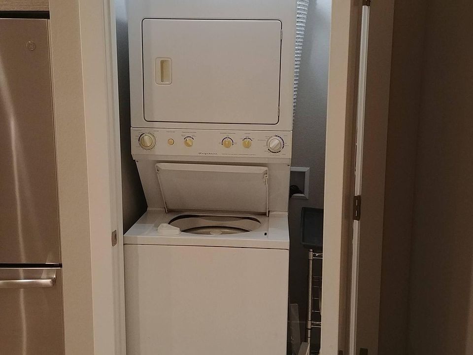 washer/dryer included.