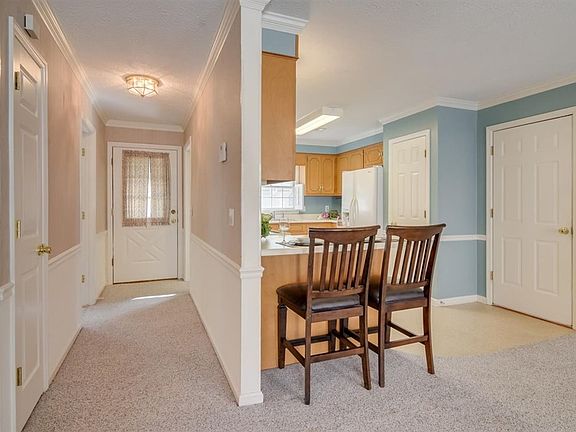 5th image of 18 Parkway Dr S