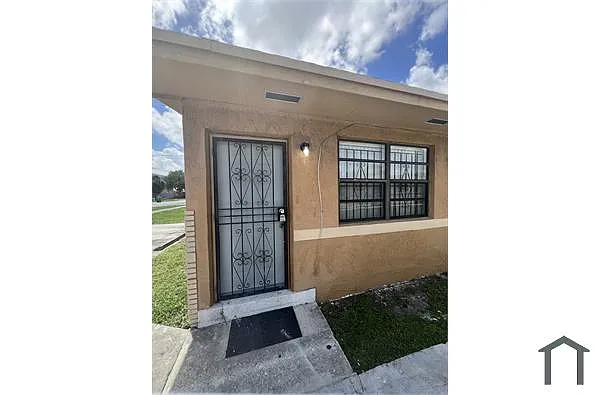 Building Photo - 2581 Superior St #1