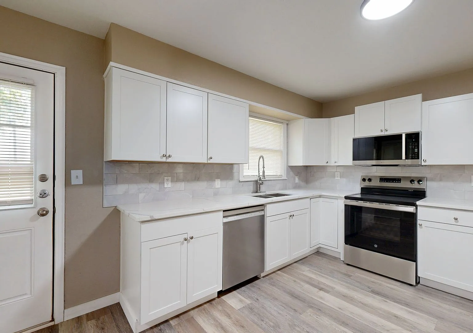 Brand New Stainless Steel Appliances, New Kitchen + New Bathroom! — Photo 2