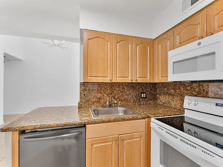 212 Lake Pointe Dr #302 — Photo 11