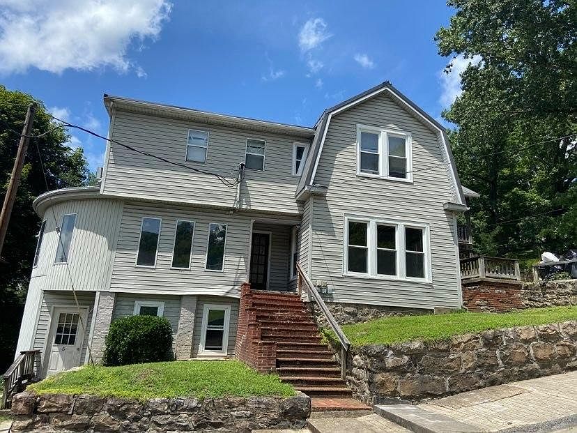 1st image of 526 Oak Ave NW
