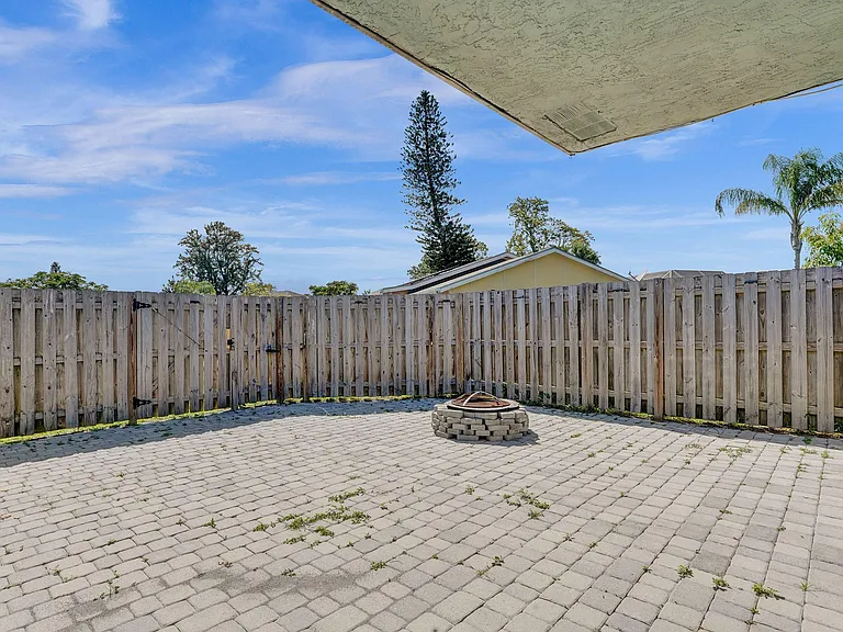 NE Solida Cir — Photo 8