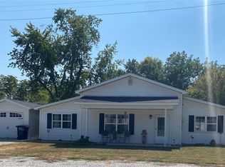411 N Main St, New Douglas, IL
