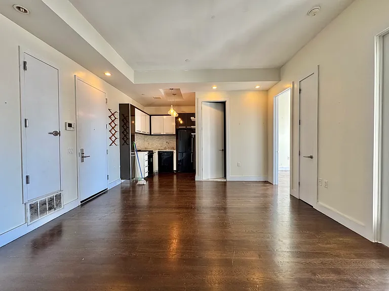 137 Manhattan Ave #3R — Photo 1