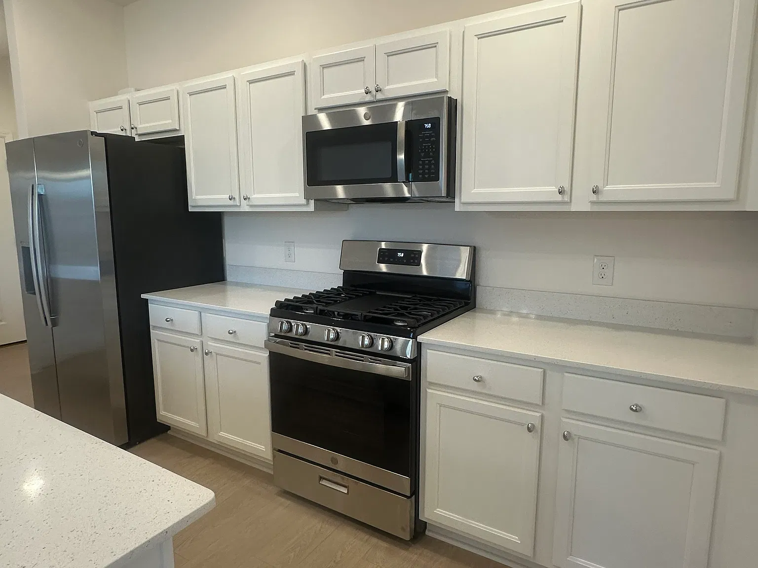 2 bed, 1045 sqft, $2,100 — Photo 4