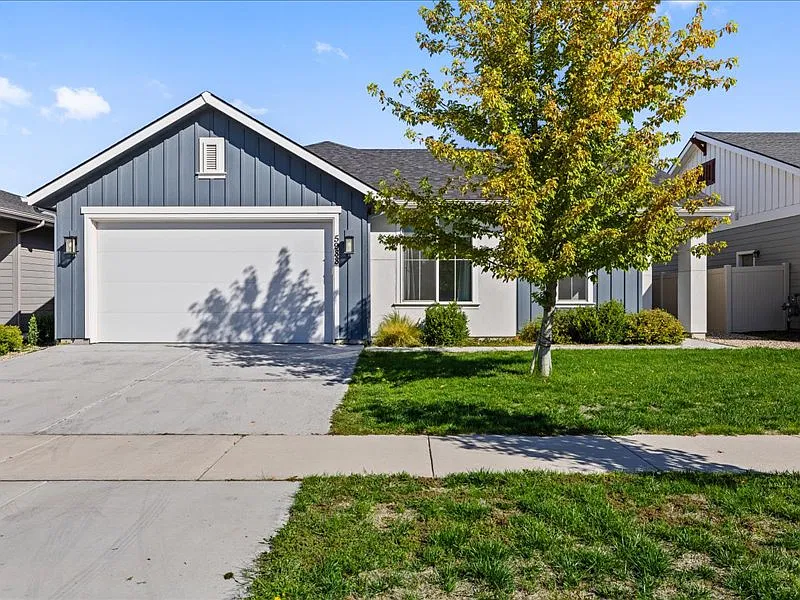 3 bed, 1556 sqft, $2,595 — Photo 3
