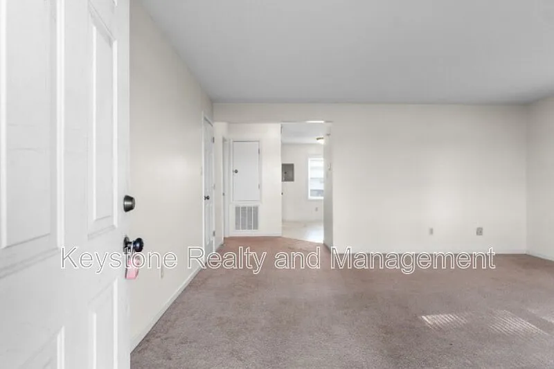 2 bed, 1.5 bath, 1235 sqft, $900 — Photo 2