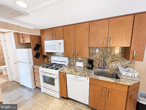 3rd image of 13 40th St Unit 7