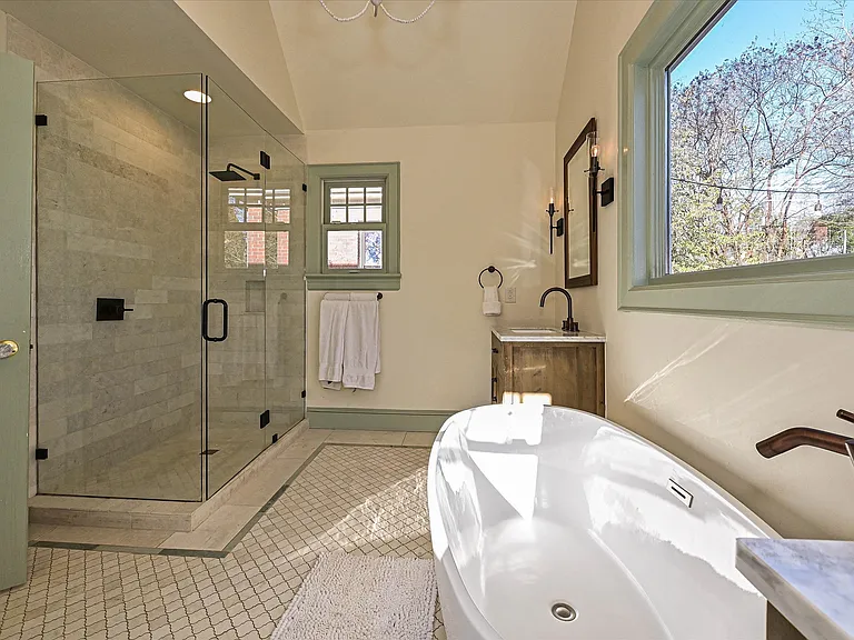 2331 Chesterfield Ave — Photo 4