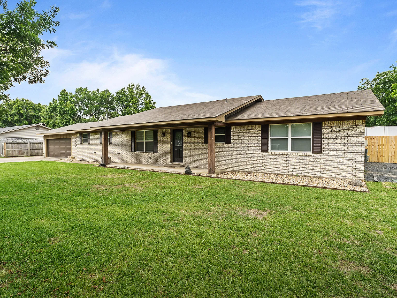 3 bed, 2097 sqft, $2,800 — Photo 2