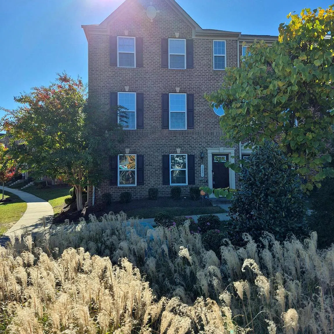 3 bed, 2.5 bath, 1936 sqft, $3,200 — Photo 3