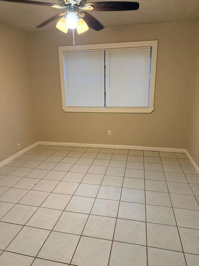 2 bed, 1.5 bath, 1300 sqft, $1,300 — Photo 3