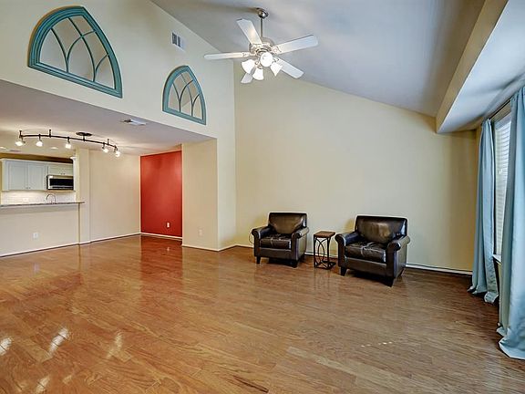 2nd image of 826 W Heights Hollow Ln