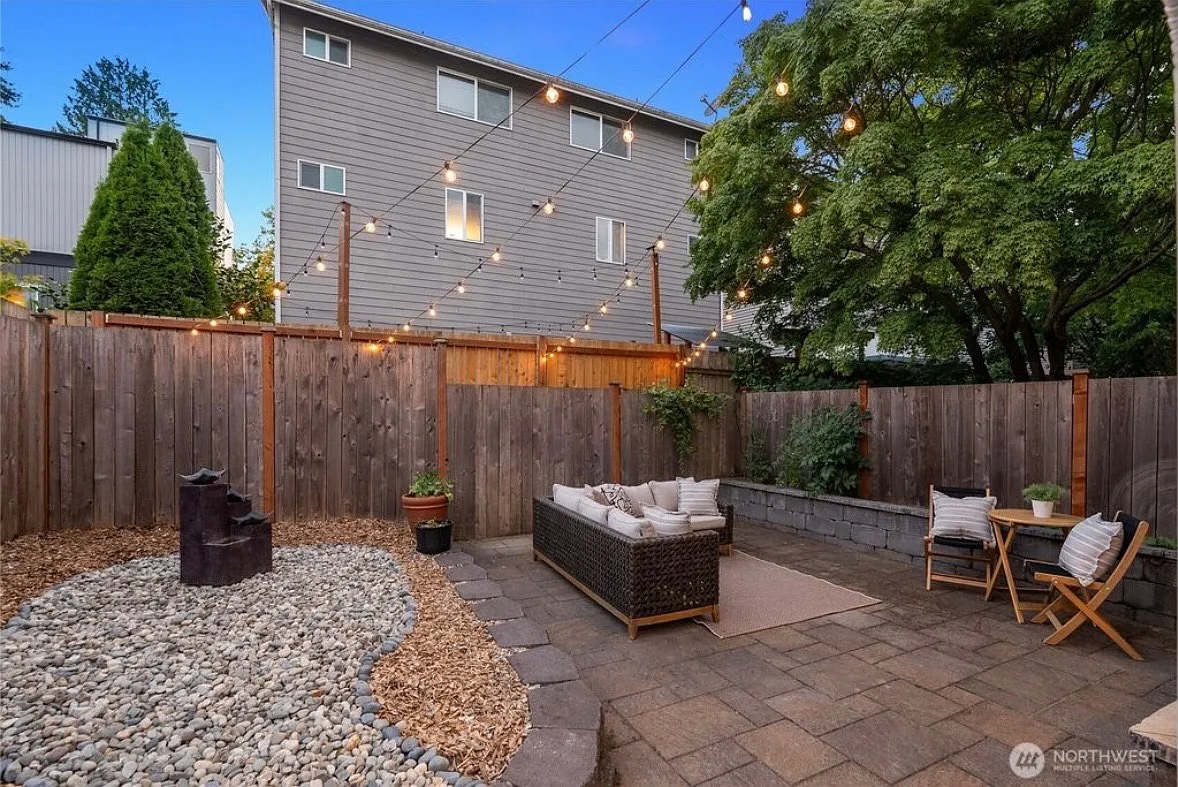 3 bed, 2.5 bath, 1330 sqft, $3,600 — Photo 3
